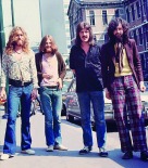 Outside the Sonesta Hotel, Milan, Italy, July 1971 - Foto: Armando Gallo